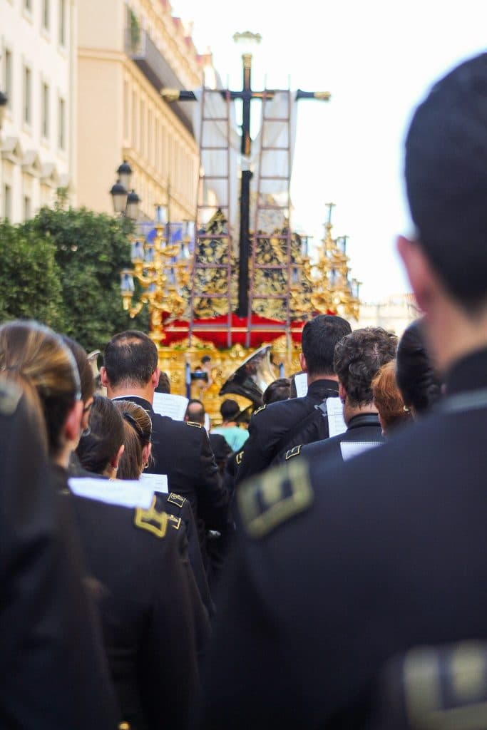 Músicos del Carmen de Salteras tras el paso de palio de María Santísima de la Caridad en su Soledad