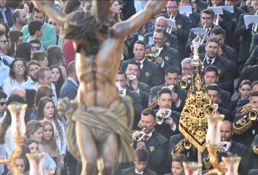 Banda del Santísimo Cristo de la Sangre tras el crucificado de San Benito