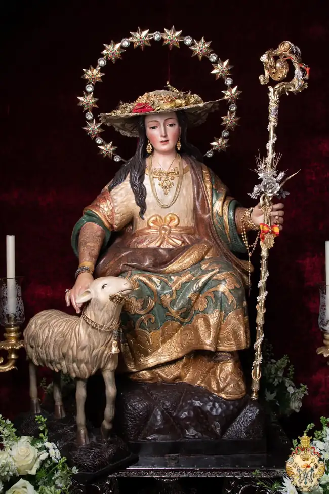 Imagen de la Divina Pastora de las Almas de Cantillana, sedente, con sombrero, cayado y cordero.