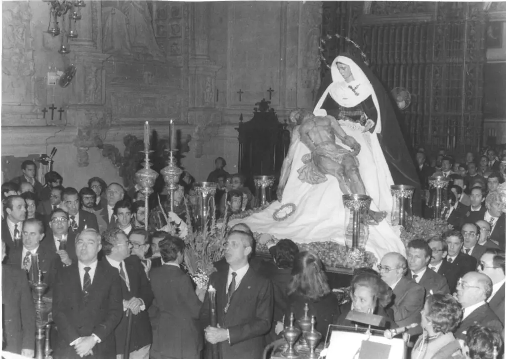 Santísimo Cristo de la Misericordia y Nuestra Señora de la Piedad durante el Vía Crucis de las Hermandades de 1985
