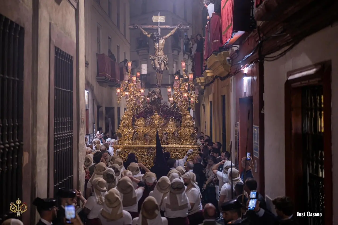Paso del Santísimo Cristo de la Sangre recorriendo una calle estrecha durante la noche del Martes Santo