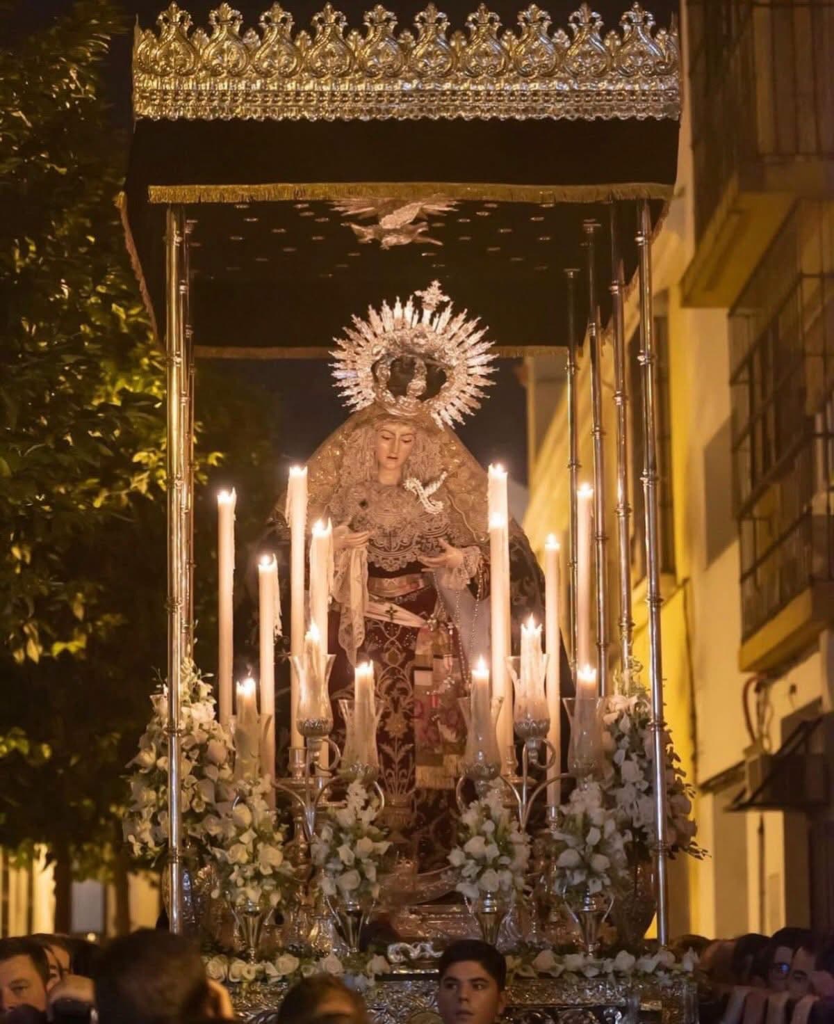 Nuestra Madre y Señora del Mayor Dolor de la Hermandad de Las Aguas durante una salida nocturna.